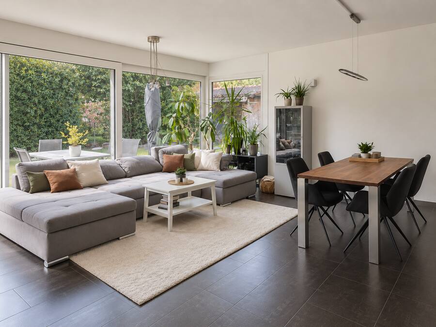 Wohnzimmer nach der Umgestaltung mit neu angeordnetem Sofa und Essbereich